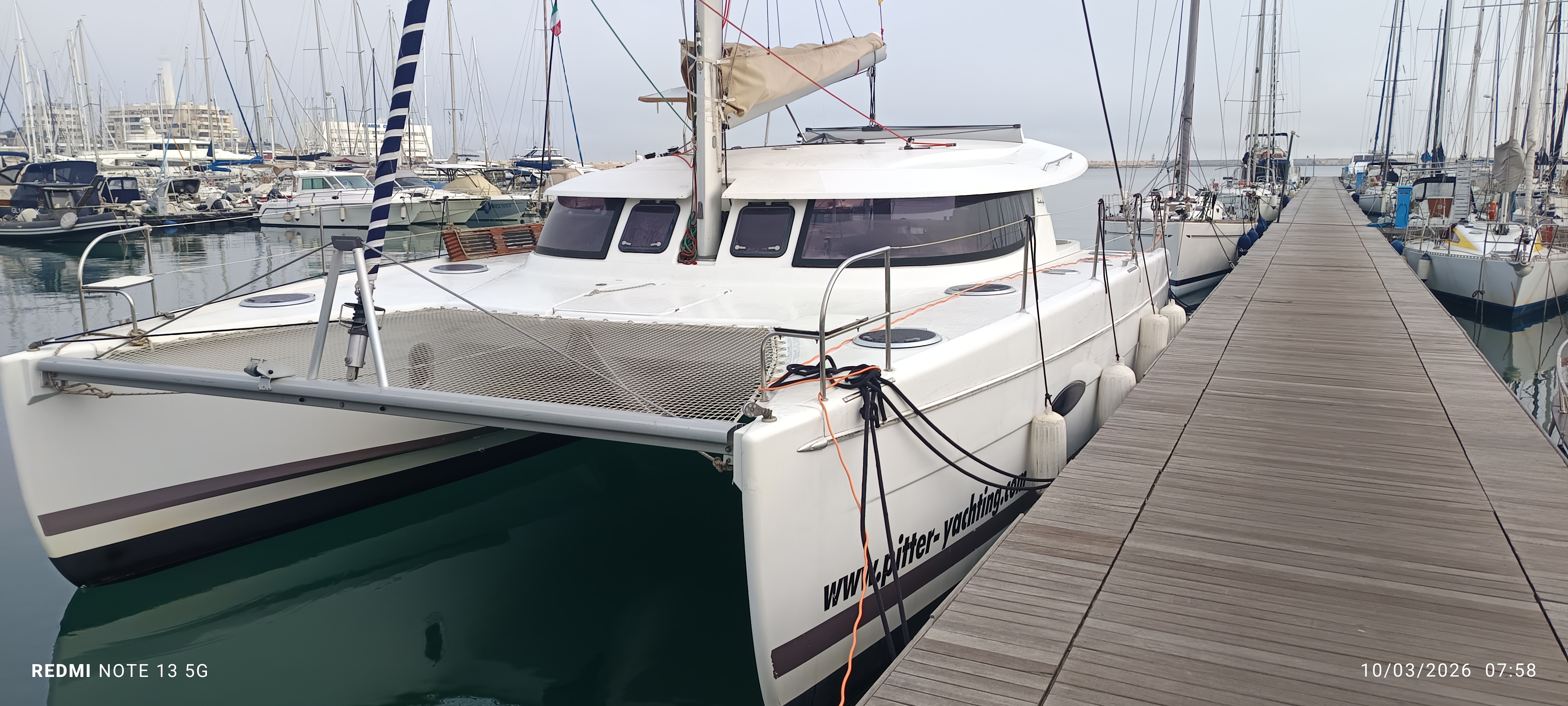Catamarán en puerto deportivo