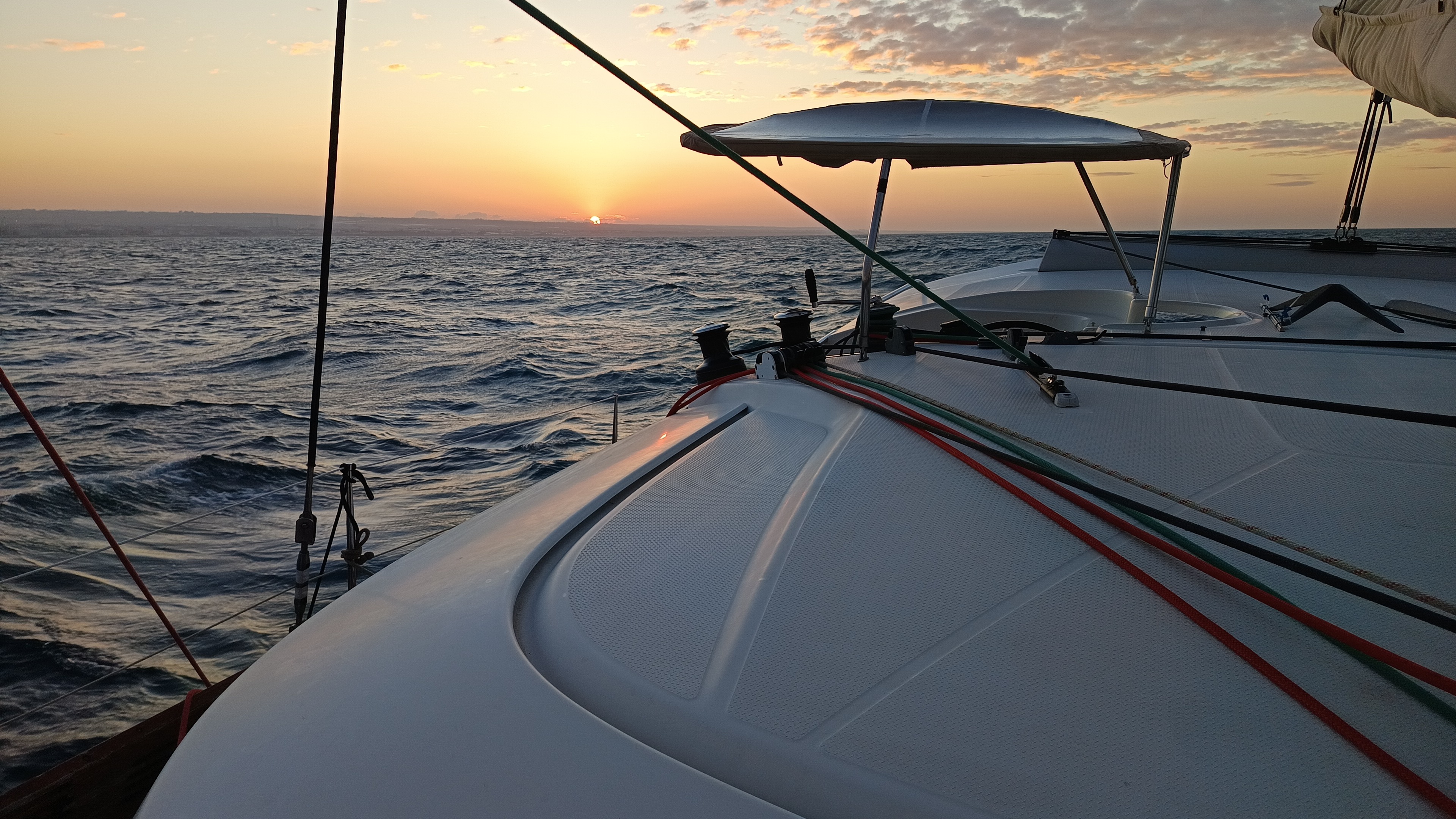 Navegación al atardecer en catamarán